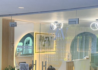 Entrada iluminada de Belleza Integral Avanzada en Cali, Valle Del Cauca, CO con moderno diseño interior.