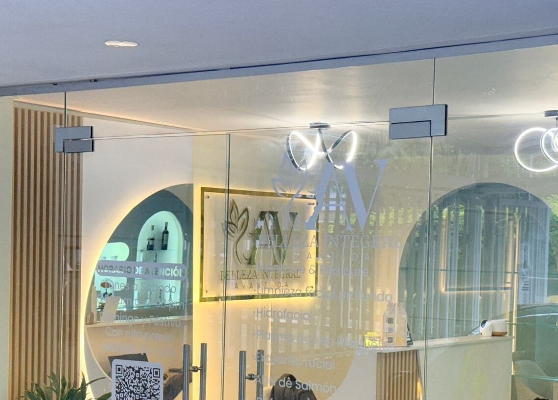 Entrada iluminada de Belleza Integral Avanzada en Cali, Valle Del Cauca, CO con moderno diseño interior.