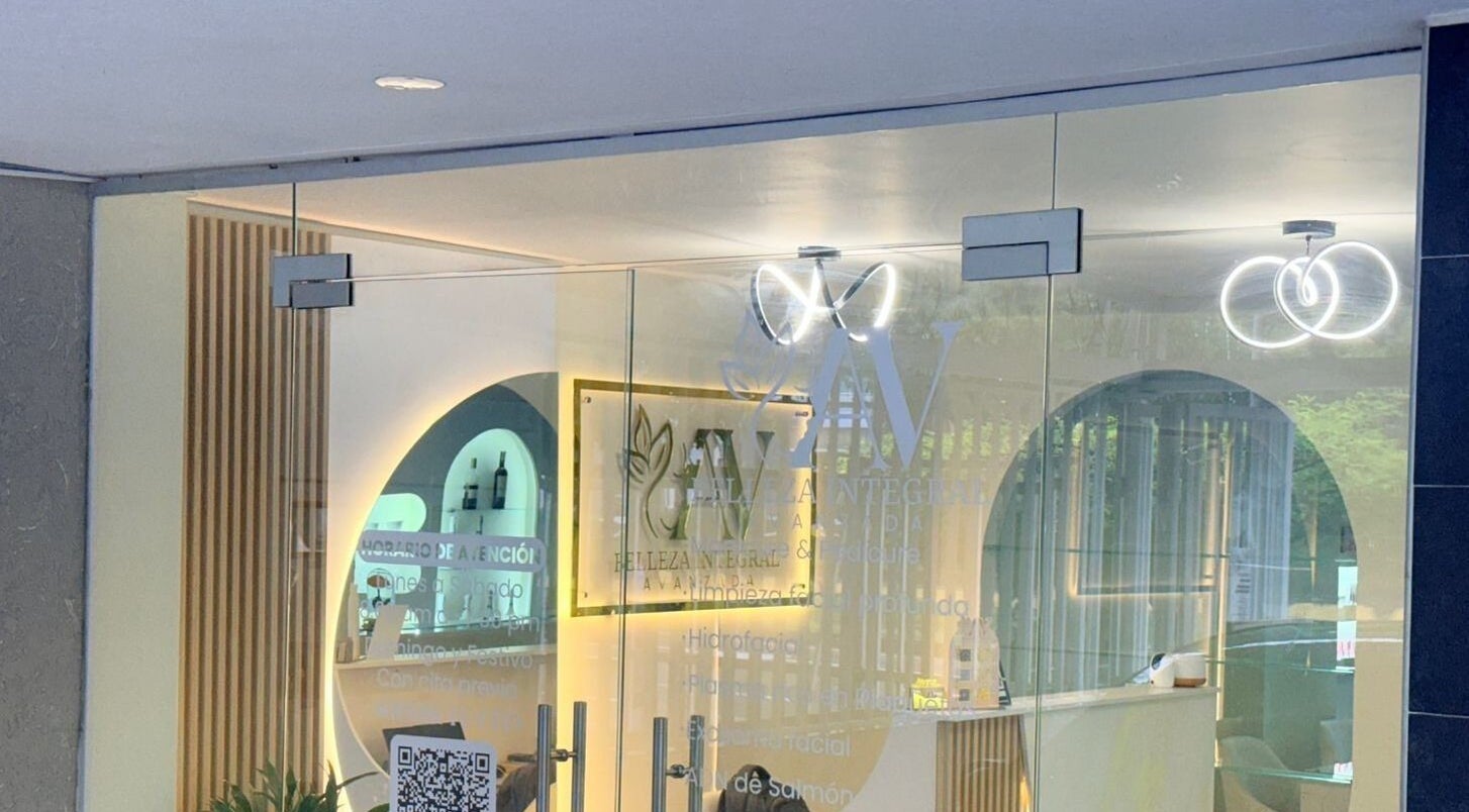 Entrada iluminada de Belleza Integral Avanzada en Cali, Valle Del Cauca, CO con moderno diseño interior.