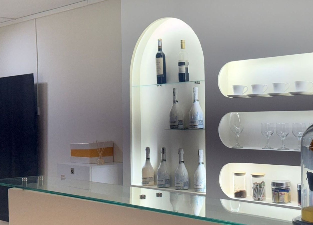 Estantería elegante en Belleza Integral Avanzada, Cali, Valle Del Cauca, CO, mostrando botellas y tazas.