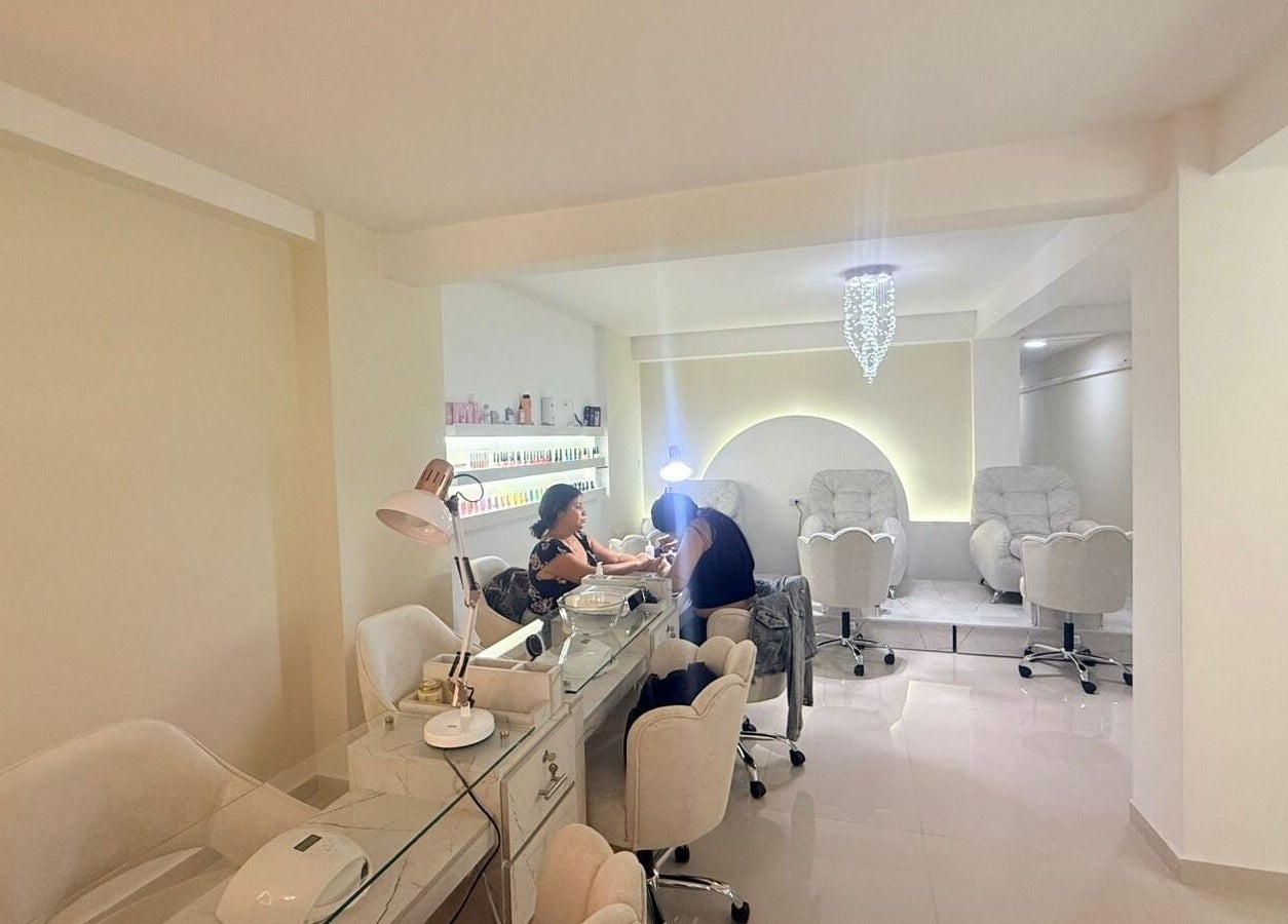 Interior luminoso de Belleza Integral Avanzada en Cali, Valle Del Cauca, CO, mostrando un espacio de belleza moderno.