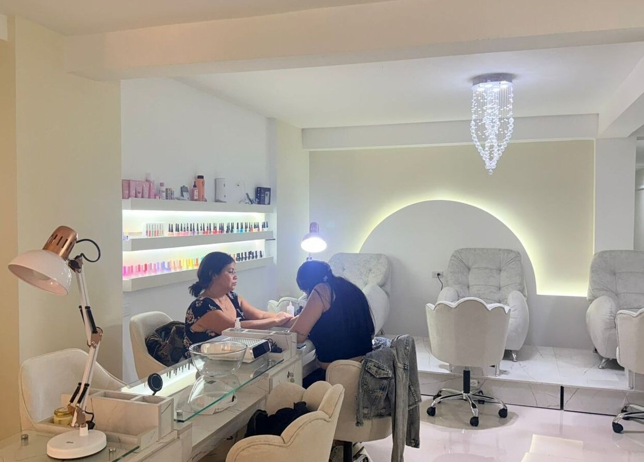 Interior de Belleza Integral Avanzada en Cali, Valle Del Cauca, CO, mostrando un salón de uñas moderno y acogedor.