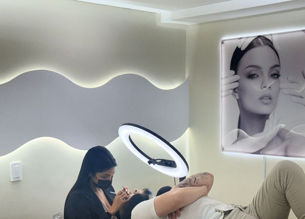 Procedimiento de belleza en Belleza Integral Avanzada, Cali, Valle Del Cauca, CO con iluminación moderna.