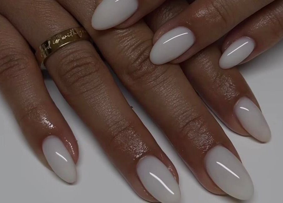 Uñas elegantes con esmalte blanco en Belleza Integral Avanzada, Cali, Valle Del Cauca, CO.