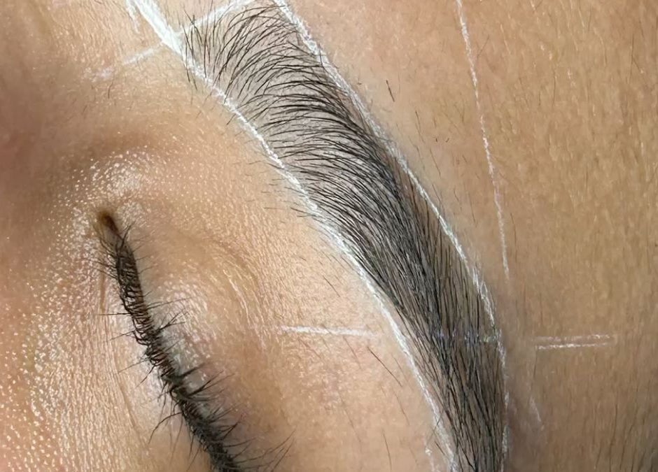 Perfección de cejas en Belleza Integral Avanzada, Cali, Valle Del Cauca, CO. Técnica precisa en diseño.