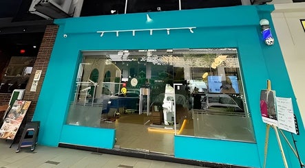 Colorful exterior of Mimpi Headspa & Salon in Kuala Lumpur, Wilayah Persekutuan Kuala Lumpur, MY welcoming you in.
