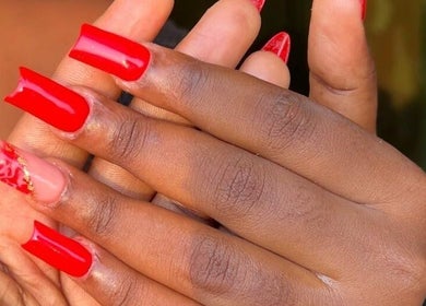 Des ongles rouges élégants à LUXURY NAILS BY OF, Roubaix, Hauts-de-france, FR.