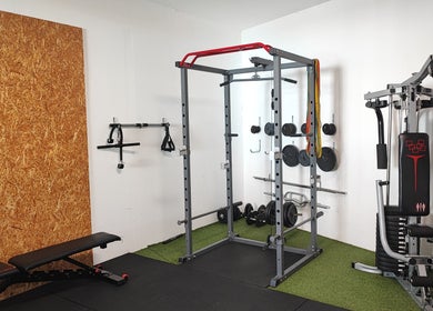 Equipamento de musculação em Transform Fitness Studio, Romariz, Aveiro, PT, para treinos completos.