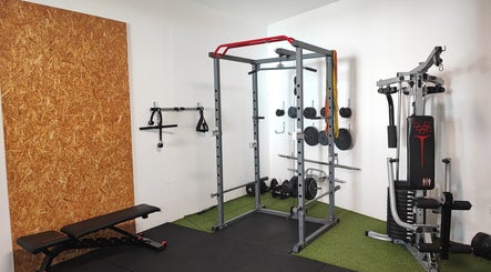 Equipamento de musculação em Transform Fitness Studio, Romariz, Aveiro, PT, para treinos completos.