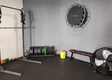 Equipamento de treino no Transform Fitness Studio em Romariz, Aveiro, PT. Ambiente ideal para fitness.
