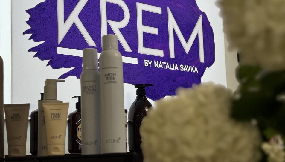 Вітрина Krem Beauty з косметичними засобами в Kraków, Województwo Małopolskie, PL.