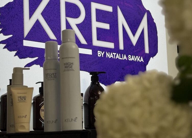 Вітрина Krem Beauty з косметичними засобами в Kraków, Województwo Małopolskie, PL.