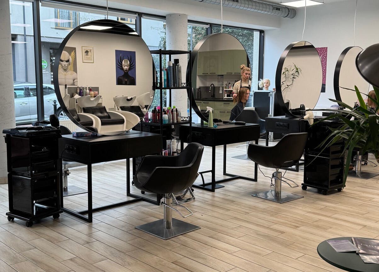 Салон краси Krem Beauty в Кракові, Województwo Małopolskie, PL з сучасним дизайном та стильними дзеркалами.