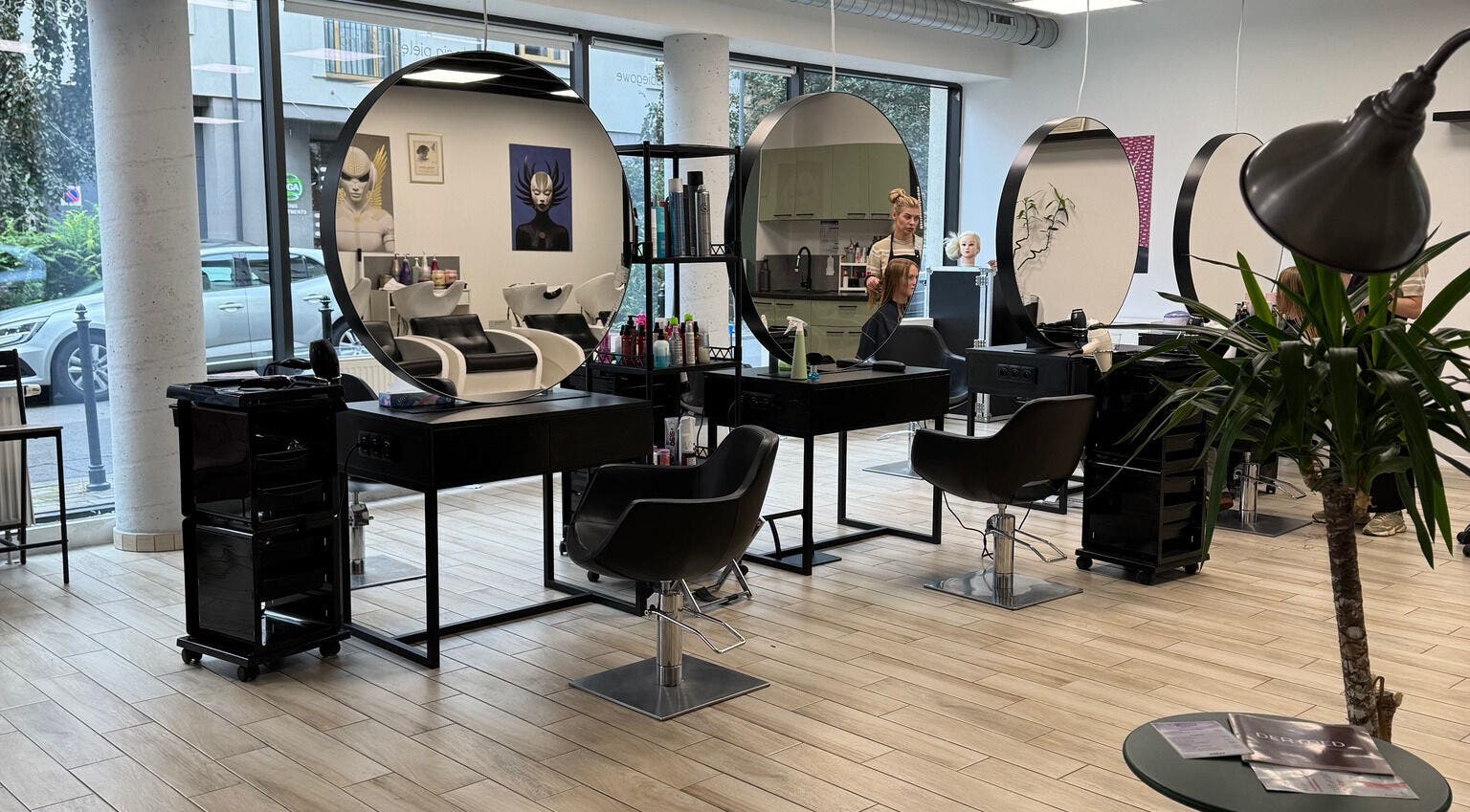 Салон краси Krem Beauty в Кракові, Województwo Małopolskie, PL з сучасним дизайном та стильними дзеркалами.