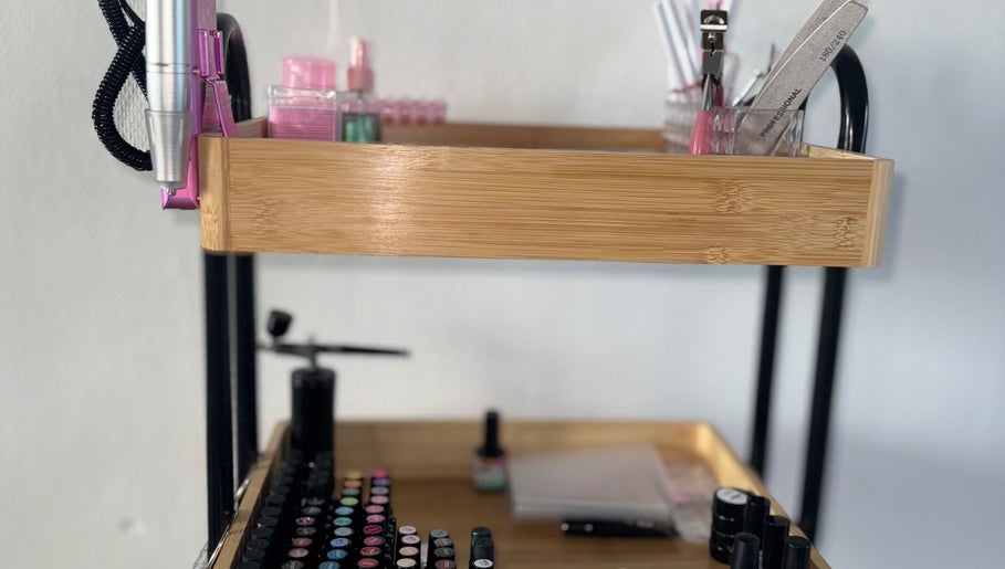 Étagère avec outils de manucure chez Flavie Nailsandhair, Wattrelos, Hauts-de-France, FR.