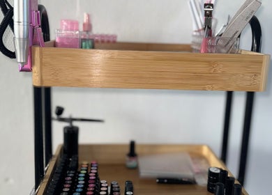 Étagère avec outils de manucure chez Flavie Nailsandhair, Wattrelos, Hauts-de-France, FR.