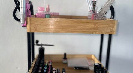 Étagère avec outils de manucure chez Flavie Nailsandhair, Wattrelos, Hauts-de-France, FR.