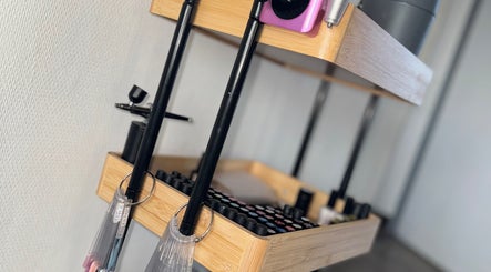 Chariot de beauté avec vernis chez Flavie Nailsandhair à Wattrelos, Hauts-de-France, FR.