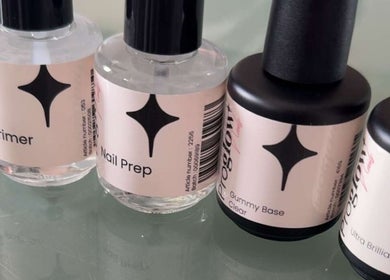 Produits de manucure chez Flavie Nailsandhair, Wattrelos, Hauts-de-France, FR, pour des ongles impeccables.