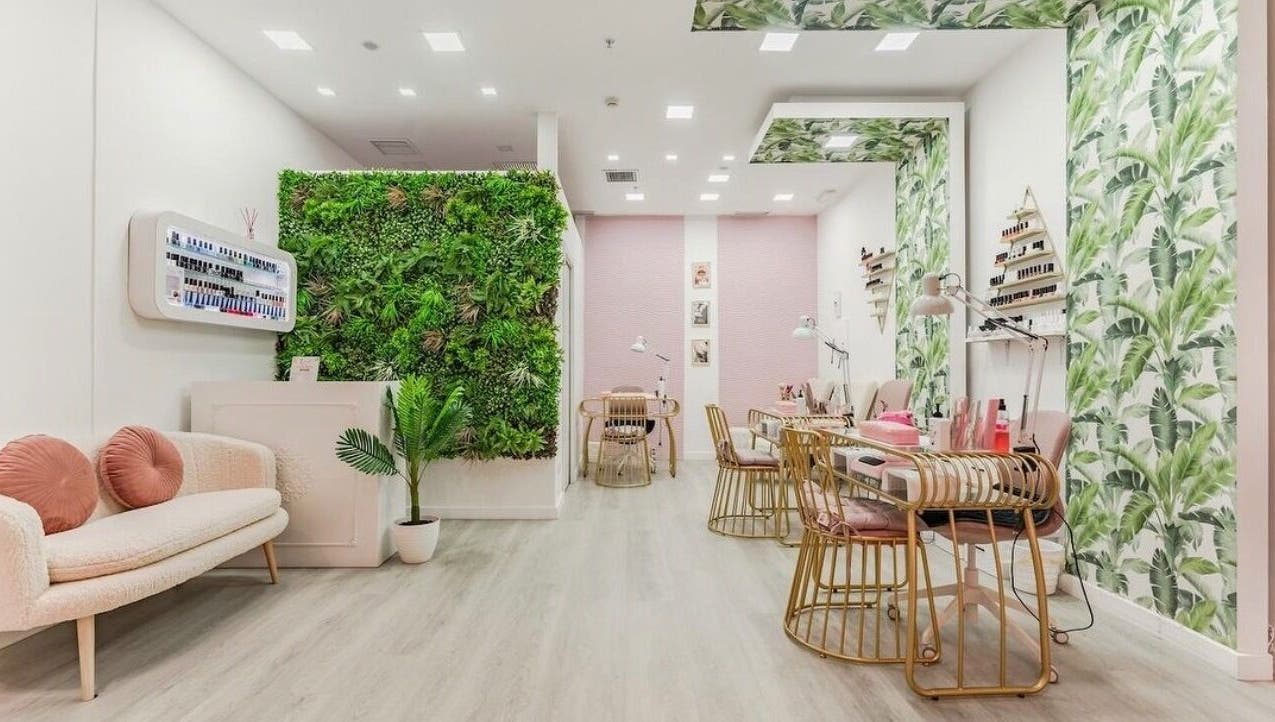 Interior moderno y acogedor de WOW Nails Getafe, Getafe, Comunidad De Madrid, ES con paredes verdes y decoración natural.