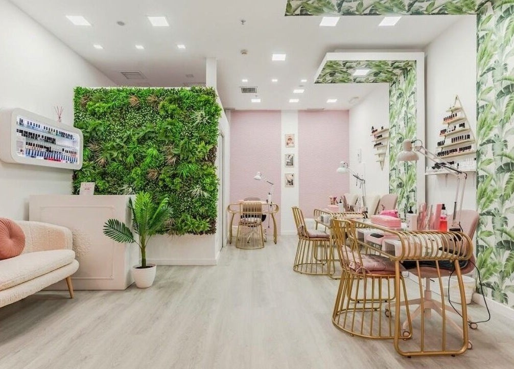 Interior moderno y acogedor de WOW Nails Getafe, Getafe, Comunidad De Madrid, ES con paredes verdes y decoración natural.