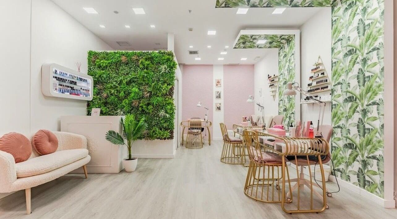 Interior moderno y acogedor de WOW Nails Getafe, Getafe, Comunidad De Madrid, ES con paredes verdes y decoración natural.