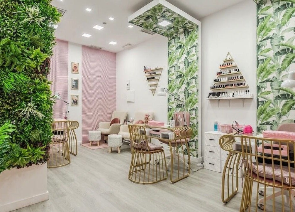 Interior elegante de WOW Nails Getafe con decoración botánica en Getafe, Comunidad De Madrid, ES.