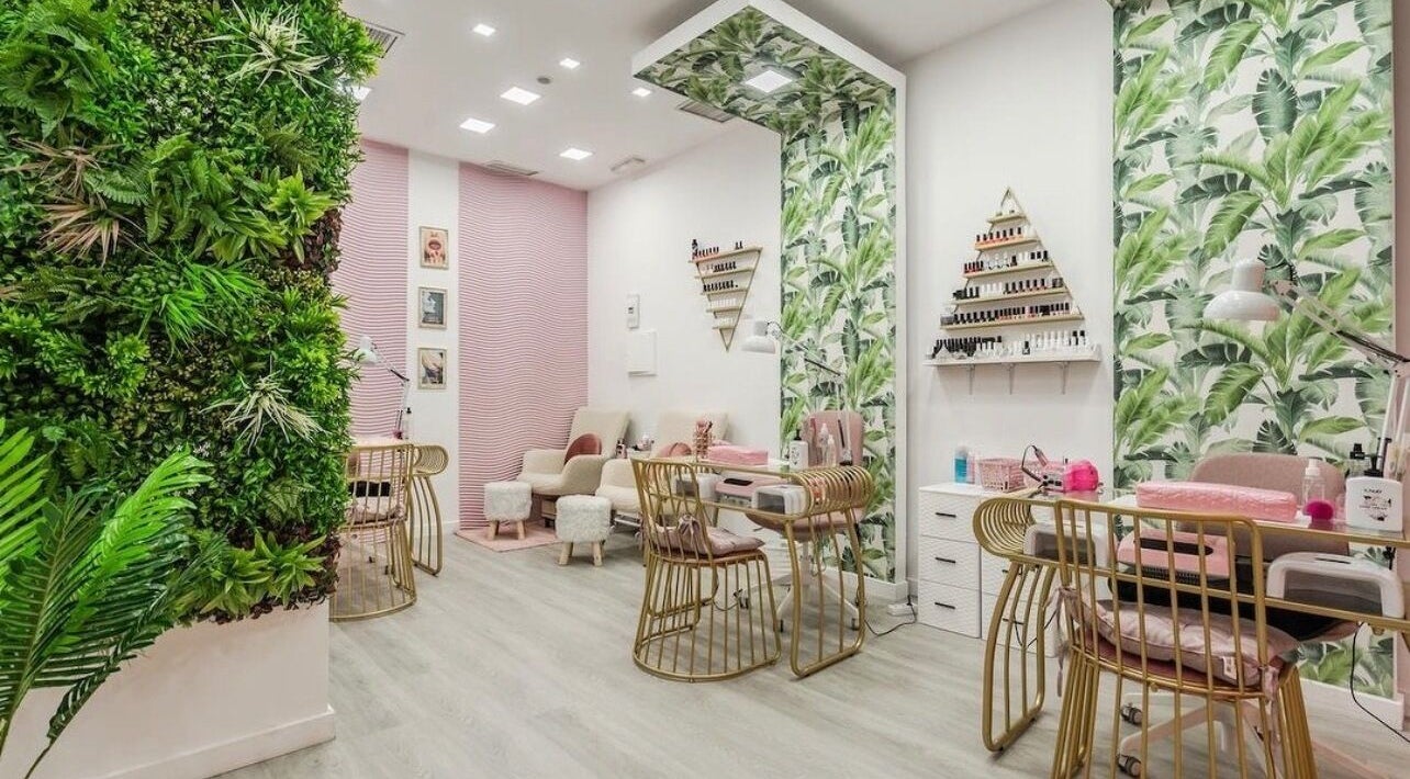 Interior elegante de WOW Nails Getafe con decoración botánica en Getafe, Comunidad De Madrid, ES.