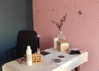 Salle de beauté Naturel'art à Saint-fort-sur-le-né, décor élégant avec murs rose et bleu.