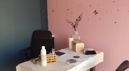 Salle de beauté Naturel'art à Saint-fort-sur-le-né, décor élégant avec murs rose et bleu.
