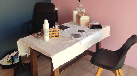 Table de soins élégante chez Naturel'art, Saint-fort-sur-le-né, Nouvelle-aquitaine, FR pour beauté et bien-être.