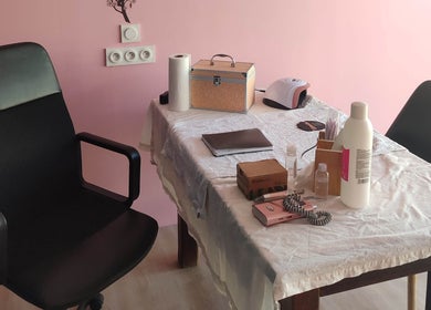 Espace de soin chez Naturel'art, Saint-fort-sur-le-né, Nouvelle-aquitaine, FR avec mobilier et matériel de beauté.