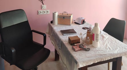 Espace de soin chez Naturel'art, Saint-fort-sur-le-né, Nouvelle-aquitaine, FR avec mobilier et matériel de beauté.