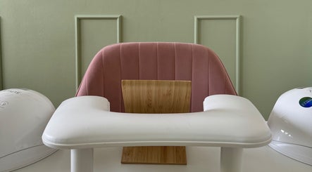Postazione manicure a Samy Nails, Sacile, Friuli-venezia Giulia, con sedia rosa e lampade UV.