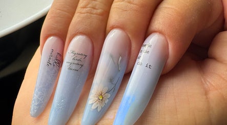 Nail art sofisticata presso Samy Nails, Sacile, Friuli-venezia Giulia, IT, con design floreale delicato.