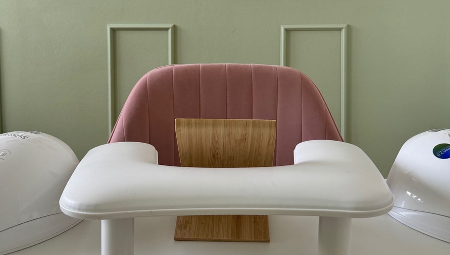 Postazione manicure elegante presso Samy Nails, Sacile, Friuli-venezia Giulia, IT, con poltrona rosa confortevole.