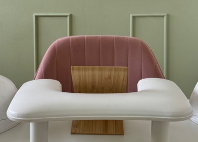 Postazione manicure elegante presso Samy Nails, Sacile, Friuli-venezia Giulia, IT, con poltrona rosa confortevole.