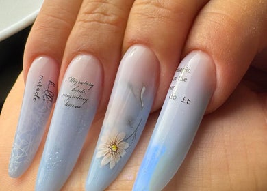 Design unghie elegante con motivi floreali presso Samy Nails, Sacile, Friuli-venezia Giulia, IT.