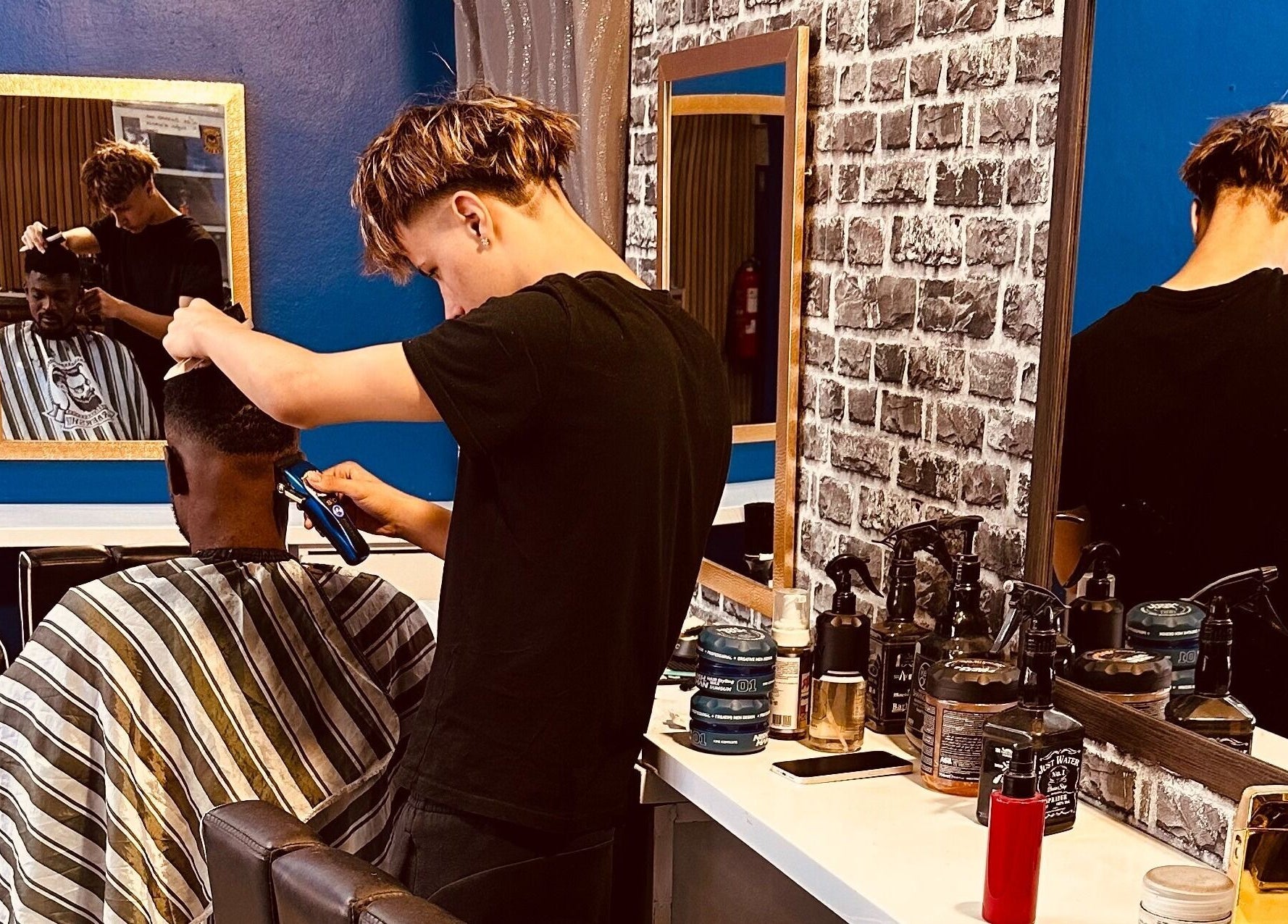 Coiffeur en action chez Classic-Cut barber shop, Saint-Louis, Saint-Pierre, RE.