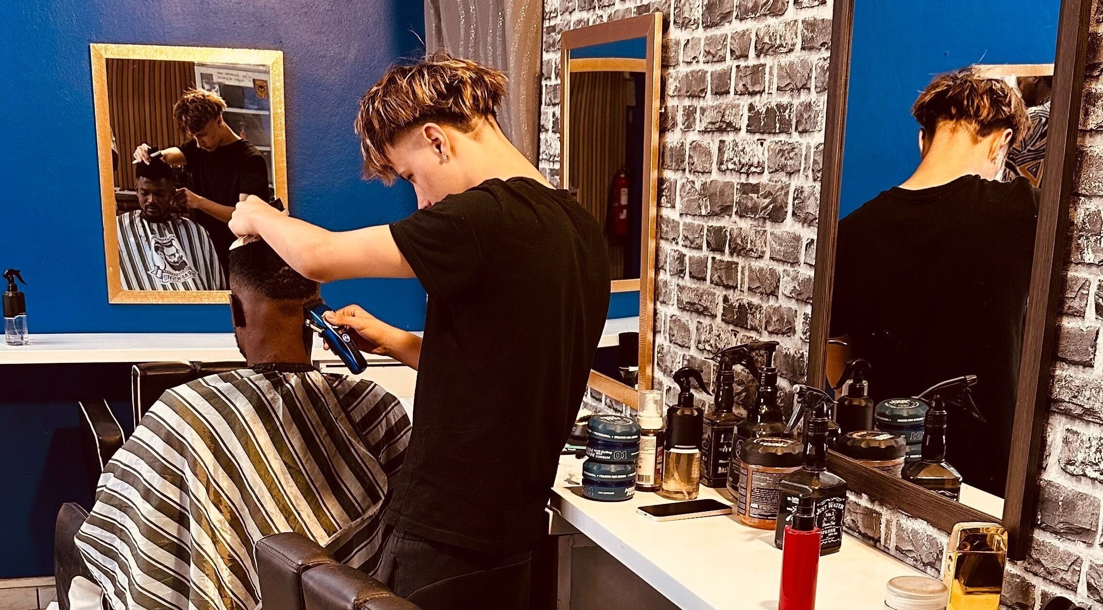 Coiffeur en action chez Classic-Cut barber shop, Saint-Louis, Saint-Pierre, RE.