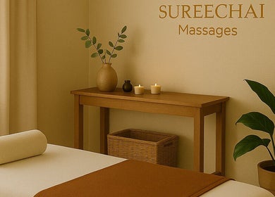 Relaxing massage room at SureechaiMassages, Hove, Vlaanderen, BE with soft lighting and plants.