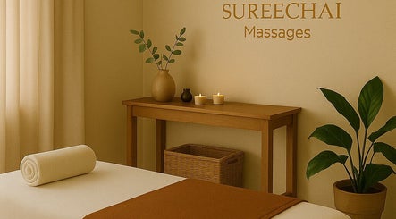 Relaxing massage room at SureechaiMassages in Hove, Vlaanderen, BE with candles and plants.