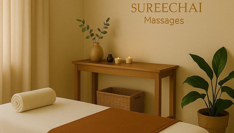 Peaceful massage room at Sureechai Massages, Hove, Vlaanderen, BE with candles and plants for a calming atmosphere.