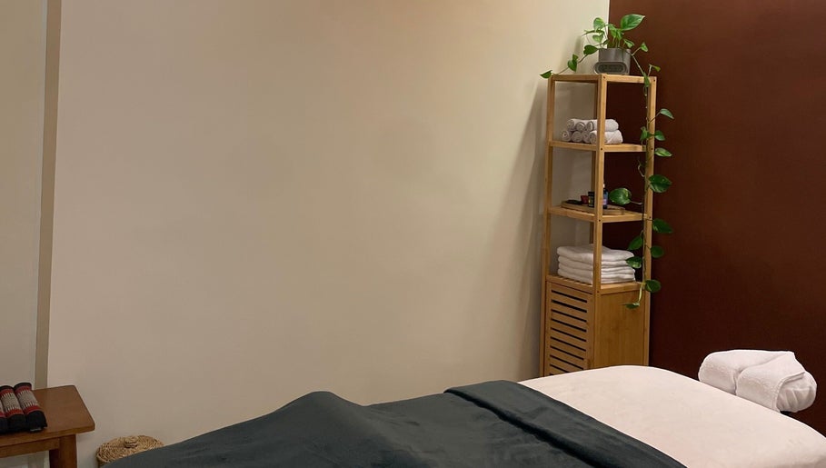 Tranquil massage room at Sureechai Massages in Hove, Vlaanderen, BE with cozy bed and soothing decor.