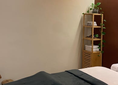 Tranquil massage room at Sureechai Massages in Hove, Vlaanderen, BE with cozy bed and soothing decor.