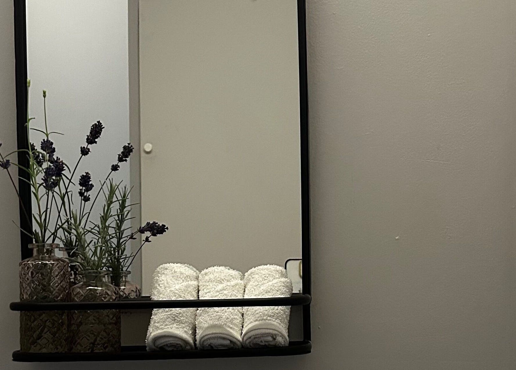 Lavender and towels on shelf at Sureechai Massages, Hove, Vlaanderen, BE, reflecting a tranquil ambiance.