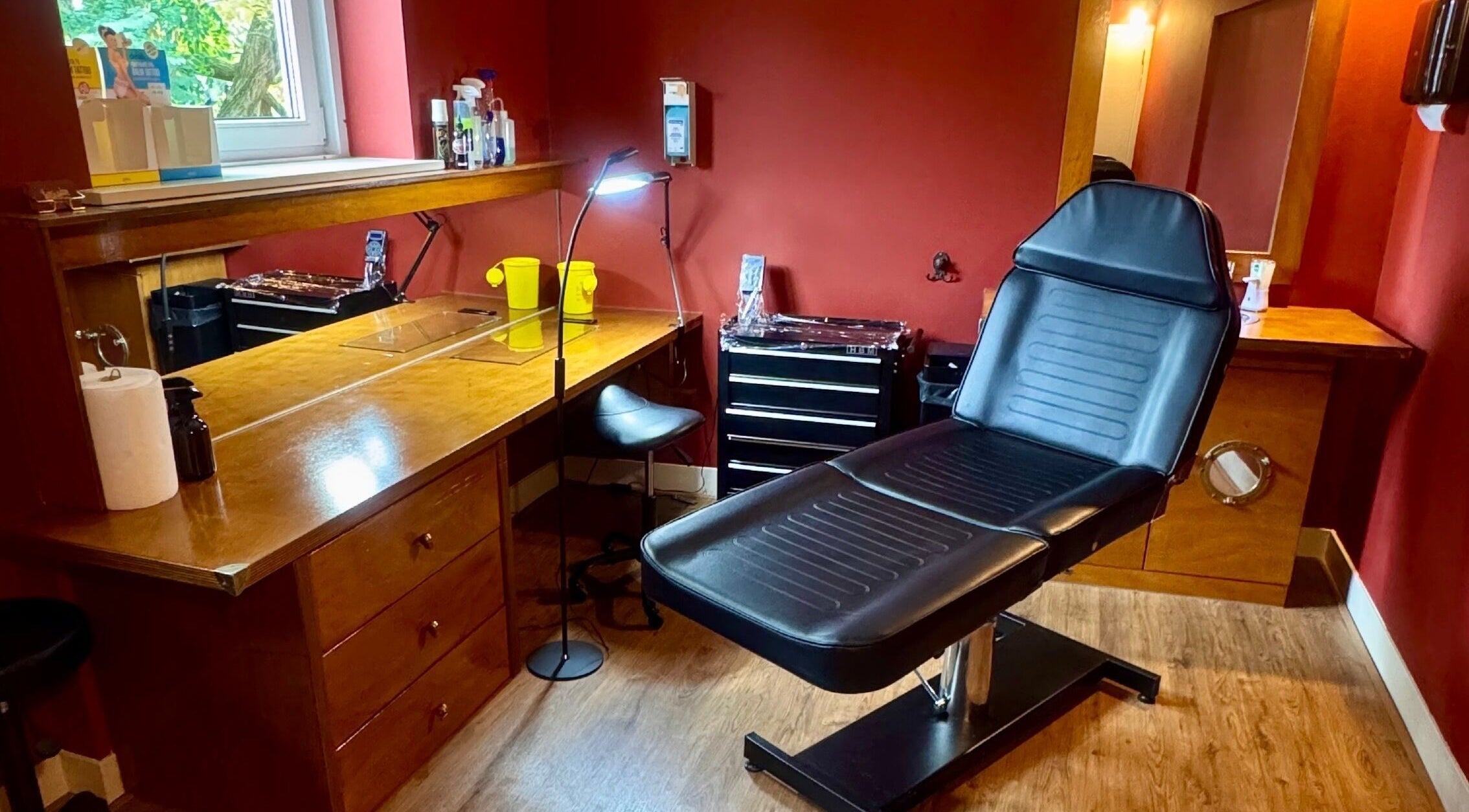 Tattoo Wildside in Arnhem, Gelderland, NL biedt een stijlvol ingerichte tatoeagestudio met moderne apparatuur.