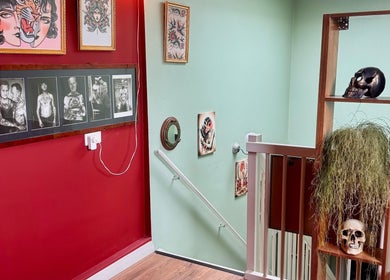Kunstzinnige trap van Tattoo Wildside, Arnhem, Gelderland, NL met schilderijen en schedels.
