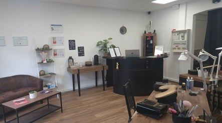 Intérieur moderne de Laureen & Steve B. - Artisans Beauté, Wisches, Grand Est, FR.