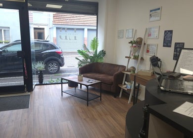 Intérieur moderne du salon chez Laureen & Steve B. - Artisans Beauté, Wisches, Grand Est, FR.